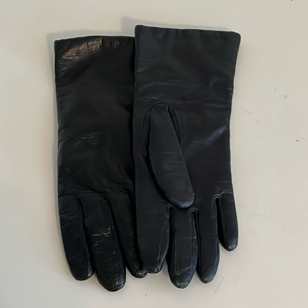 Vintage Fownes Ladies Black leather gloves.